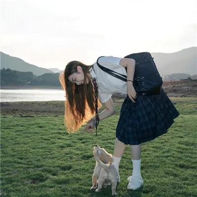 背鸭子的男孩